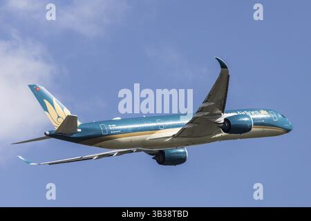 MELBOURNE, AUSTRALIEN - 07. SEPTEMBER 2024: Ein Vietnam Airlines Airbus A350-900 startet am 7. September 2024 von Melbourne Stockfoto
