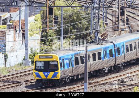 MELBOURNE, AUSTRALIEN - 31. OKTOBER 2023: Ein Blick auf den Melbourne Metro Train zwischen Richmond und South Yarra von einem Hochhaus in Cremorne in aus Stockfoto