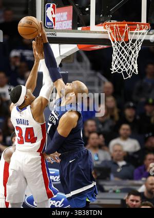 19. November 2017 – Minneapolis, MN, USA – Minnesota Timberwolves Forward Taj Gibson (67) blockiert Detroit Pistons Forward Tobias Harris (34) während der ersten Halbzeit am Sonntag, 19. November 2017 im Target Center in Minneapolis, Minn. (Kreditbild: © Leila Navidi/TNS Via ZUMA Wire) Stockfoto