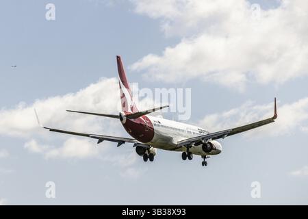 MELBOURNE, AUSTRALIEN - 7. SEPTEMBER 2024: Eine Qantas Boeing 737-838 fliegt am 7. September 2024 nach Melbourne Stockfoto