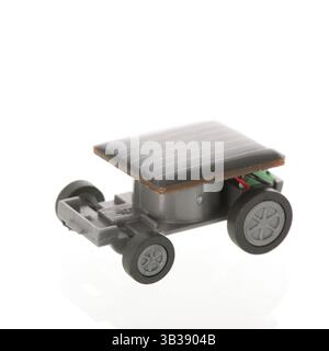 Auto mit Sonnenkollektor isoliert über weißem Hintergrund Stockfoto