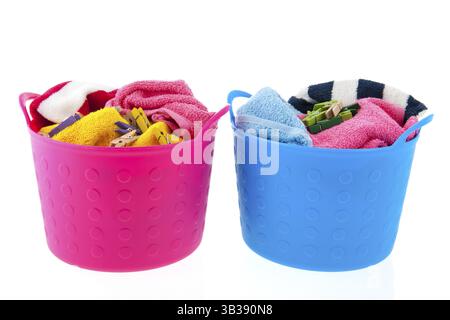 Volle Wäschekörbe in rosa und blau voller Handtücher und Kleidung pins Stockfoto
