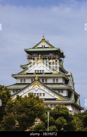 OSAKA, JAPAN - 25. SEPTEMBER 2024: Das berühmte Schloss Osaka und die üppige Umgebung an einem warmen, klaren Herbsttag in Osaka, Japan am 25. September 2024 Stockfoto