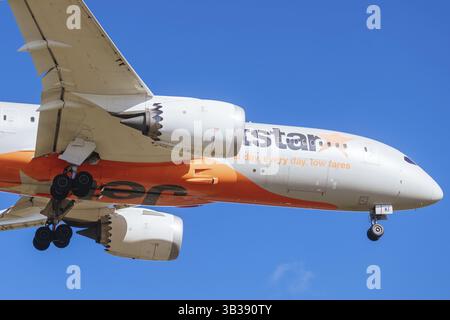 MELBOURNE, AUSTRALIEN - 7. SEPTEMBER 2024: Eine Jetstar Boeing 787-8 fliegt am 7. September 2024 nach Melbourne Stockfoto