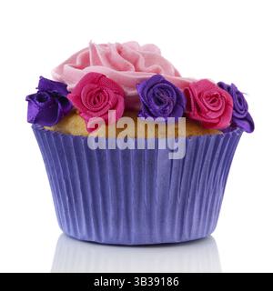Lila und rosa Cupcake isoliert auf weißem Hintergrund Stockfoto
