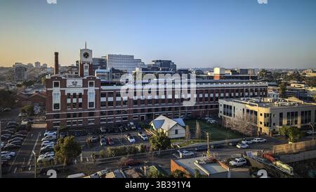 MELBOURNE, AUSTRALIEN - 31. JULI 2024: Blick in Richtung Bryant und May Factory von einem Hochhaus aus während eines Wintersonnuntergangs in Cremorne in Australien Stockfoto