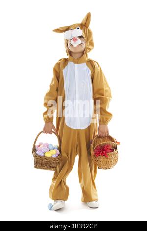 Kind verkleidet als Ostern Hase mit Korb Eiern und Blumen isoliert auf weißem Hintergrund Stockfoto