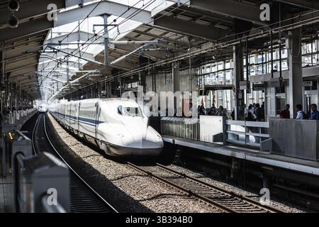 KYOTO, JAPAN - 13. MAI 2019: Ein Hochgeschwindigkeitszug von Shinkansen fährt in Japan an einen Bahnhof Stockfoto