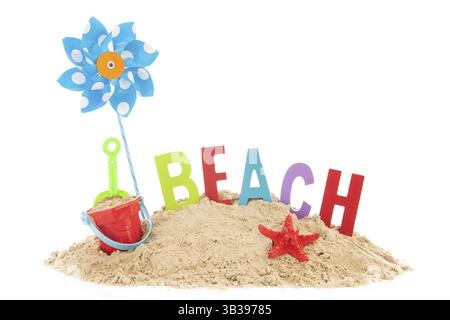 Strand mit Spielzeug, Seesterne und Sand isoliert auf weißem Hintergrund Stockfoto