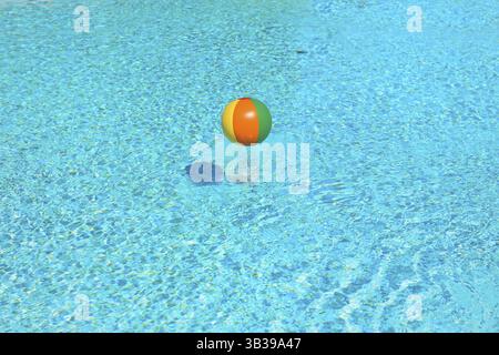 Aufblasbare bunten beach ball Floating in Wasser Stockfoto