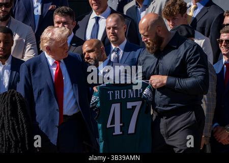 Washington, Usa. April 2025. Philadelphia Eagles Offensive Tackle Lane Johnson hält ein „Trump 47“ Eagles Philadelphia Eagles Trikot für Präsident Donald Trump während einer Veranstaltung zu den Eagles, den Super Bowl Champions 2025, auf dem Südrasen des Weißen Hauses in Washington, DC am Montag, 28. April 2025. Die Zeremonie feierte sowohl 2025 als auch 2018 Siege im Super Bowl. Foto: Bonnie Cash/UPI Credit: UPI/Alamy Live News Stockfoto