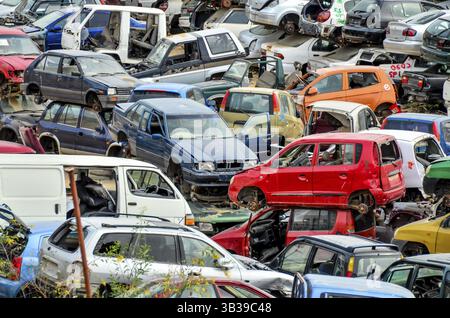Schrottplatz mit Haufen von zerquetschte Autos in Teneriffa Kanarische Inseln Spanien Stockfoto