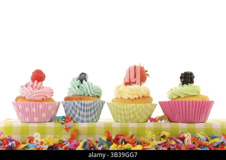 Sortiment Frucht-Cupcakes isoliert auf weißem Hintergrund Stockfoto