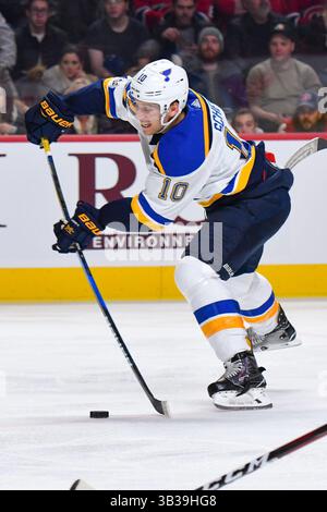 5. Dezember 2018: St. Louis Blues Center Brayden Schenn (10) schießt den Puck während der St. Louis Blues vs Montreal Canadiens im Bell Centre in Montr©al, Quebec. David Kirouac/CSM(Credit Image: &Copy; David Kirouac/CSM via ZUMA Wire) Stockfoto