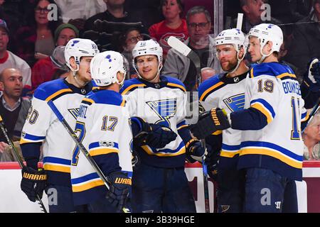 5. Dezember 2018: St. Louis Blues Center Brayden Schenn (10) feiert sein Tor mit seinen Teamkollegen und erzielt 3-1 Blues, während der St. Louis Blues vs Montreal Canadiens im Bell Centre in Montr©al, Québec. David Kirouac/CSM(Credit Image: &Copy; David Kirouac/CSM via ZUMA Wire) Stockfoto