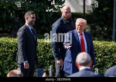 Washington, Usa. April 2025. Präsident Donald Trump wird von Philadelphia Eagles Coach Nick Sirianni und Offensive Tackle Lane Johnson begleitet, als er am Montag, den 28. April 2025, zu einem Event mit den Philadelphia Eagles kommt, bei dem sie ihre Super Bowl LXI Championship feiern. (Foto: Aaron Schwartz/SIPA USA) Credit: SIPA USA/Alamy Live News Stockfoto
