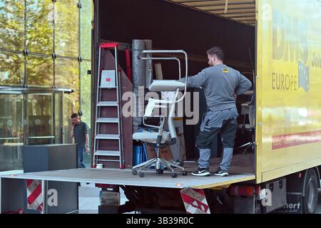 München, Deutschland. April 2025. Möbelpacker, Umzüge, Speditionen, Arbeiter, Umzugsunternehmen, Lkw, Be- und Entladen, Möbel, Haushaltswaren, Auszug, Einzug, Gesellschaft. Speditionen, Umzugswagen. ? Quelle: dpa/Alamy Live News Stockfoto