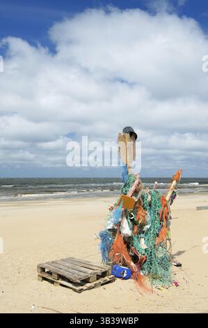 Müll am Strand in Monument, das aus alten Sachen gemacht Stockfoto
