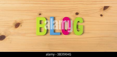 Wort-Blog auf Holz geschrieben in bunten Buchstaben Stockfoto