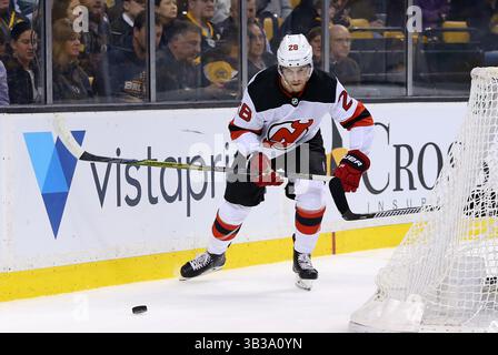 Januar 2018; Boston, MA, USA; Damon Severson (28), Verteidiger der New Jersey Devils, spielte bei einem NHL-Spiel zwischen den New Jersey Devils und Boston Bruins im TD Garden mit dem Puck. Boston besiegte New Jersey mit 3:2. Anthony Nesmith/CSM(Credit Image: &Copy; Anthony Nesmith/CSM via ZUMA Wire) Stockfoto