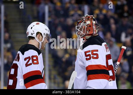 Januar 2018; Boston, MA, USA; der Torwart Ken Appleby (55) und Damon Severson (28) der New Jersey Devils (28) während eines NHL-Spiels zwischen den New Jersey Devils und Boston Bruins bei TD Garden. Boston besiegte New Jersey mit 3:2. Anthony Nesmith/CSM(Credit Image: &Copy; Anthony Nesmith/CSM via ZUMA Wire) Stockfoto
