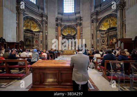 Vatikanstadt, Vatikan - 25. April 2025: Einige Gläubige beten in einer Seitenkapelle des Petersdoms am Tag vor der Beerdigung von Papst Franziskus. Stockfoto
