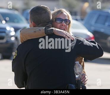 24. Januar 2018 – Orlando, FL, USA – Joyce Kesse, Mutter der vermissten Person Jennifer Kesse, umarmt vor einer Pressekonferenz am 24. Januar 2018 die Polizeichefin Mina von Orlando. (Kreditbild: © Red Huber/TNS via ZUMA Wire) Stockfoto