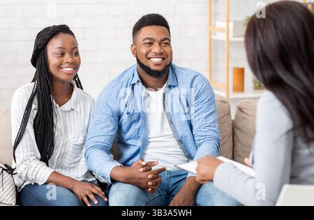 Porträt Eines Glücklichen Afroamerikanischen Paares Nach Erfolgreicher Eheschließung Stockfoto