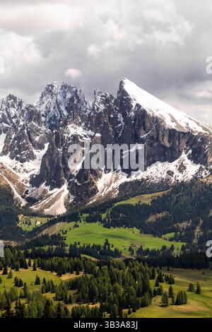 Majestätische Bergkette mit schneebedeckten Gipfeln unter dramatischem Himmel in der Nähe des Tal von Funes in den Dolomiten, Italien Stockfoto
