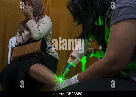 27. Januar 2018 - Central Jakarta, Jakarta, Indonesien - Jakarta, Indonesien, 27. Januar 2018 : Eine muslimische Organisation aus Indonesien hielt die Löschung von Tato kostenlos in der Cut Mutia Moschee in Jakarta ab. Muslime, die Tatos in Indonesien hatten, beginnen zu erkennen, dass sie nicht Teil der islamischen Religion ist, viele von ihnen, die es reallisieren, wollen die Tatos entfernen Viele muslimische Organisationen bieten dann die kostenlose Behandlung für Menschen, die ihre Tatos löschen wollen Alle geben zu, dass die Tatos, die sie in ihrer Umgebung gemacht haben, die glauben, dass Tatos in Ordnung sind, aber da sie tiefer in sie stecken Stockfoto