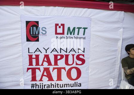 27. Januar 2018 - Central Jakarta, Jakarta, Indonesien - Jakarta, Indonesien, 27. Januar 2018 : Eine muslimische Organisation aus Indonesien hielt die Löschung von Tato kostenlos in der Cut Mutia Moschee in Jakarta ab. Muslime, die Tatos in Indonesien hatten, beginnen zu erkennen, dass sie nicht Teil der islamischen Religion ist, viele von ihnen, die es reallisieren, wollen die Tatos entfernen Viele muslimische Organisationen bieten dann die kostenlose Behandlung für Menschen, die ihre Tatos löschen wollen Alle geben zu, dass die Tatos, die sie in ihrer Umgebung gemacht haben, die glauben, dass Tatos in Ordnung sind, aber da sie tiefer in sie stecken Stockfoto