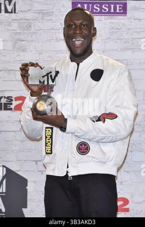 12. November 2017 – London, Vereinigtes Königreich Großbritannien und Nordirland – Stormzy war während des MTV EMAS 2017 in der SSE Arena, Wembley, am 12. November 2017 in London im Siegerzimmer (Credit Image: © Famous/Ace Pictures via ZUMA Press) Stockfoto