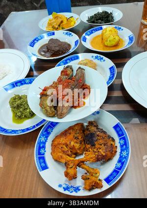 Eine Auswahl an Nasi Padang-Gerichten in einem Restaurant in Indonesien, darunter Rinderrendang oder Rendang sapi. Stockfoto