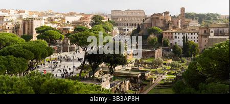 Rom, Italien - 09.12.2022: Panoramablick auf das antike Rom mit kolosseum und Forum Romanum, Blick auf das Kolosseum Stockfoto