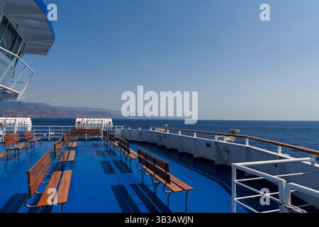 Sizilien, Italien - 27.07.2024: Ruhige Bootstour mit der Fähre mit offenen Sitzplätzen an Deck unter freiem Himmel Stockfoto