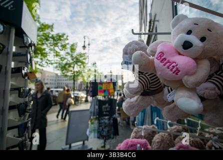Teddybären mit „Berliner“ Herzen in einem Souvenirshop nahe dem Brandenburger Tor, einem beliebten Touristenort und Einkaufsviertel im Zentrum Berlins. Stockfoto