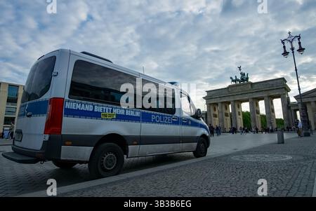 Ein Polizeibus parkt vor dem Brandenburger Tor, einem der berühmtesten Wahrzeichen Deutschlands, am Pariser Platz im Zentrum Berlins. Stockfoto