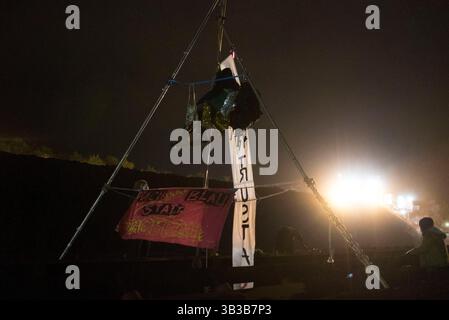 15. November 2017 - Weisweiler, Deutschland - in den frühen Morgenstunden blockierten rund 20 Aktivisten die Förderbänder und Bagger des Kohlekraftwerks Weisweiler bei Aachen und zwangen den Betreiber, drei Kraftwerksblöcke abzuschalten (Credit Image: © Jannis große Via ZUMA Wire) Stockfoto