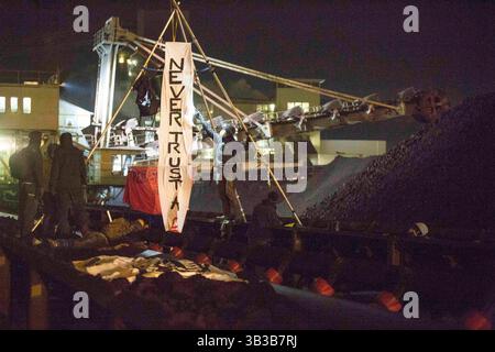 15. November 2017 - Weisweiler, Deutschland - in den frühen Morgenstunden blockierten rund 20 Aktivisten die Förderbänder und Bagger des Kohlekraftwerks Weisweiler bei Aachen und zwangen den Betreiber, drei Kraftwerksblöcke abzuschalten (Credit Image: © Jannis große Via ZUMA Wire) Stockfoto