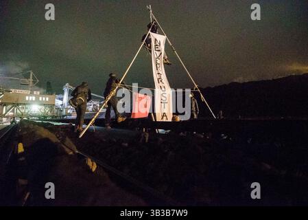 15. November 2017 - Weisweiler, Deutschland - in den frühen Morgenstunden blockierten rund 20 Aktivisten die Förderbänder und Bagger des Kohlekraftwerks Weisweiler bei Aachen und zwangen den Betreiber, drei Kraftwerksblöcke abzuschalten (Credit Image: © Jannis große Via ZUMA Wire) Stockfoto