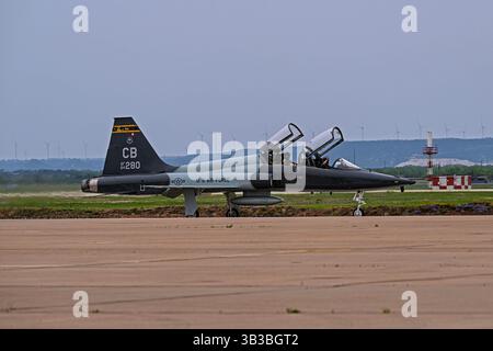 Wings Over West Texas 4-18-2025 Dyess AFB, TX USA USAF Northrop T-38C 64-13280 Abfahrt von der Wings Over West Texas Air Show in Dyess AFB Stockfoto