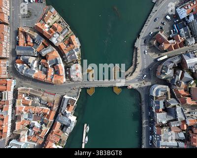 Blick aus der Vogelperspektive auf die Whitby Swing Bridge, Fußgängerbrücke und Straßenbrücke über den Esk River in Whitby Stockfoto