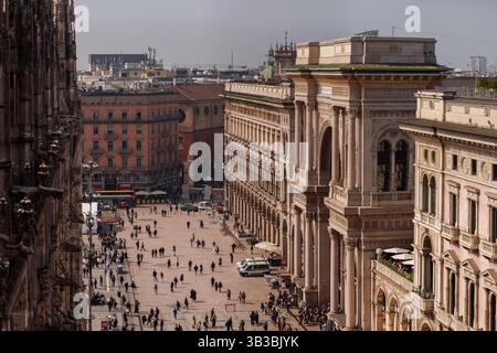 Mailand, Italien - 19.03.2024: Blick aus der Vogelperspektive auf die historische piazza und Architektur, Mailänder Dom Stockfoto