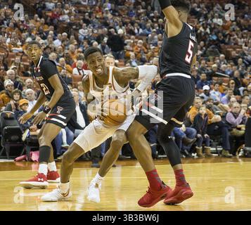 17. Januar 2018 - Austin, TX, USA - Texas Guard Kerwin Roach II (12) fährt am Mittwoch, den 17. Januar 2018, im Frank Erwin Center in Austin, Texas gegen den Texas Tech Guard Justin Gray (5). Der Gastgeber Longhorns gewann 67:58. (Bild: © Nick Wagner/TNS via ZUMA Wire) Stockfoto