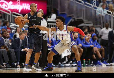 28. Dezember 2017 – Orlando, FL, USA – Arron Afflalo (4) der Orlando Magic arbeitet am Donnerstag, 28. Dezember 2017, gegen Stanley Johnson der Detroit Pistons (7). Afflalo wurde wegen Kämpfens mit der Nemanja Bjelica der Minnesota Timerwolves suspendiert. (Bild: © Ricardo Ramirez Buxeda/TNS via ZUMA Wire) Stockfoto