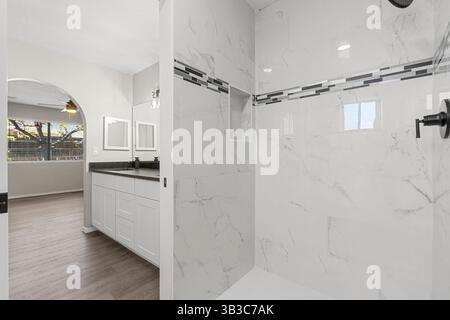 Ein modernes Badezimmer mit geräumiger Duschkabine und Waschbecken Stockfoto