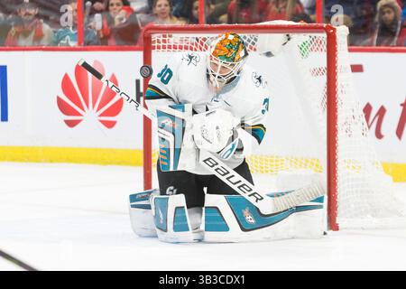 5. Januar 2018: Der Torhüter Aaron Dell (30) der San Jose Sharks macht einen Blocker beim NHL-Spiel zwischen den San Jose Sharks und den Ottawa Senators im Canadian Tire Centre in Ottawa, Kanada. Daniel Lea/CSM. (Kreditbild: &Copy; Daniel Lea/CSM via ZUMA Wire) Stockfoto