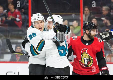 5. Januar 2018: San Jose Sharks Timo Meier (28) gratuliert Chris Tierney (50) zu seinem zweiten Tor während des NHL-Spiels zwischen den San Jose Sharks und Ottawa Senators im Canadian Tire Centre in Ottawa, Kanada. Daniel Lea/CSM. (Kreditbild: &Copy; Daniel Lea/CSM via ZUMA Wire) Stockfoto