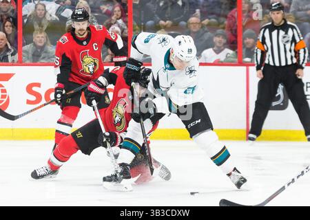 5. Januar 2018: San Jose Sharks Timo Meier (28) kämpft im Canadian Tire Centre in Ottawa (Kanada) gegen den Ottawa Senators Alexandre Burrows (14) um den Puck. Daniel Lea/CSM. (Kreditbild: &Copy; Daniel Lea/CSM via ZUMA Wire) Stockfoto