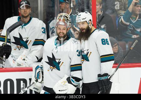 5. Januar 2018: Brent Burns (88), Verteidiger der San Jose Sharks, spricht mit Torhüter Aaron Dell (30) im NHL-Spiel zwischen San Jose Sharks und Ottawa Senators im Canadian Tire Centre in Ottawa, Kanada. Senatoren gewannen in der Überstunden mit 6:5. Daniel Lea/CSM. (Kreditbild: &Copy; Daniel Lea/CSM via ZUMA Wire) Stockfoto